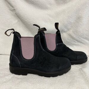 Blundstone Chelsea boots in navy waxed suede with musk colored elastic panels